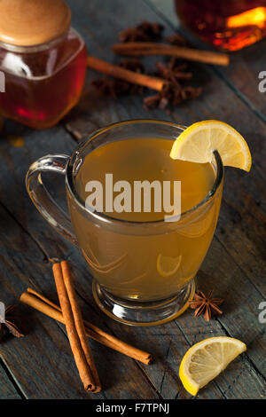 Warm Hot Toddy con limone Bourbon e spezie Foto Stock