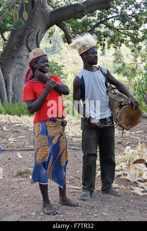 Donna e uomo di Tamberma tribù, Koutammakou, " la terra dei Batammariba,' Togo Foto Stock