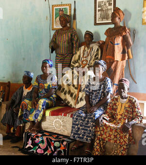 Kokomba capo tribù, mogli e gli anziani del villaggio, Bandjeli, Togo Foto Stock