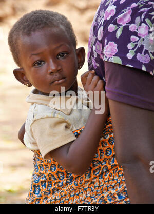 Giovani tribali Kokomba ragazza viene portato sulla madre torna, Bandjeli, Togo Foto Stock