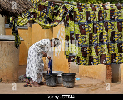Kokomba donna tribale il bucato, Bandjeli, Togo Foto Stock