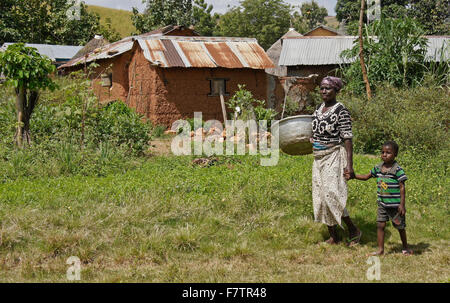 Kokomba donna tribale e figlio nel villaggio di Bandjeli, Togo Foto Stock