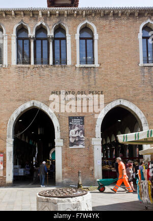Venezia, Italia, 4 Giugno 2014: ingresso dello storico mercato del pesce o pescheria, rinomato per la sua quotidiana attività nella vendita di carni Foto Stock