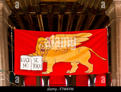 Venezia, Italia, 4 Giugno 2014: non trafficare con il Rialto. Una bandiera in segno di protesta per la volontà di cambiare la posizione del famoso Foto Stock