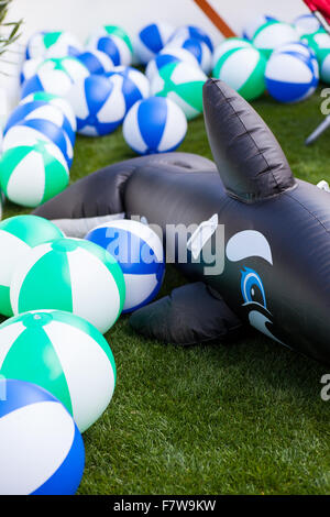 Giocattolo gonfiabile dolphin e sfere in giardino Foto Stock