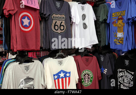 T Shirt per la vendita su un mercato in stallo in Pattaya Thailandia Foto Stock