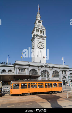 Trolley car, Ferry Building, San Francisco, California, Stati Uniti Foto Stock