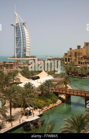 Burj al Arab Hotel con Madinat Jumeirah Resort, Dubai, Emirati Arabi Uniti Foto Stock