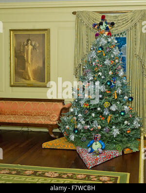 Washington DC, Stati Uniti d'America. 2 dicembre, 2015. Un albero di Natale vicino al ritratto della ex first lady Jacqueline Bouvier Kennedy (Onassis) nella sala Vermeil come parte del 2015 Casa bianca tema natale "una tradizione senza tempo' alla Casa Bianca di Washington, DC Credito: dpa picture alliance/Alamy Live News Foto Stock