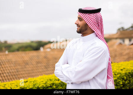 Bello Arabian uomo che guarda lontano Foto Stock