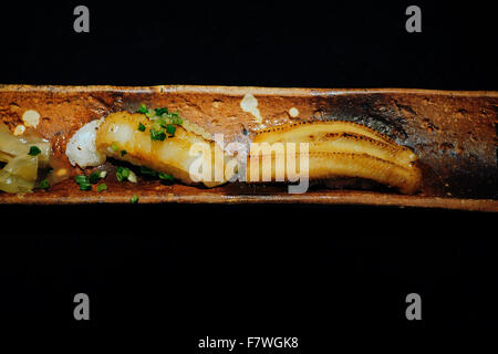 Aburi Engawa Sushi (sinistra) e sushi Anago (destro) su una piastra di ceramica Foto Stock