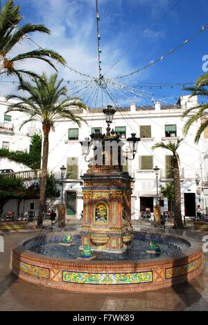 Fontana nella piazza del paese, Vejer de la Frontera, Costa de la Luz, la provincia di Cadiz Cadice, Andalusia, Spagna, Europa occidentale. Foto Stock