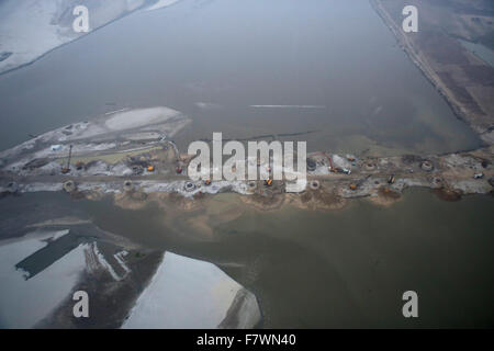 Vista aerea del sotto-costruzione ponte sul fiume Gange tra Unnao e Kanpur quartiere noto come Lucknow Agra expressway. La Agra Lucknow misure Expressway 302 km (188 mi), è accesso controllato l'autostrada o superstrada, ed essendo costruiti tra le città di Agra e Lucknow nello stato indiano dell'Uttar Pradesh. Essa copre 10 distretti, che dovrebbe essere intersecata da esso, cioè Agra, Firozabad, Mainpuri, Etawah, Auraiya, Kannauj, Kanpur City Unnao, Hardoi e Lucknow. Questo expressway avrà totale 13 ponti e sarà il più lungo ponte con 750 metri di lunghezza nel whol Foto Stock