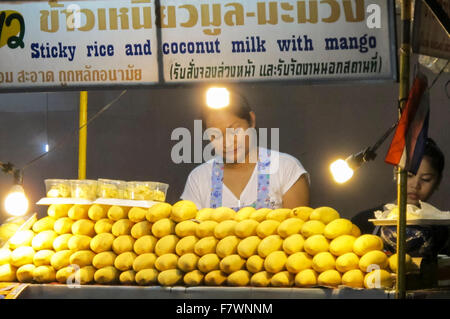 Frutta e bere stallo in thong Lo del mercato di notte a Bangkok, in Thailandia Foto Stock