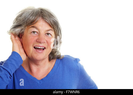 Donna anziana con durezza dell'udito l'ascolto Foto Stock