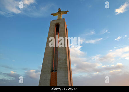 Cristo Rei, Cristo il monumento di Almada, attraverso TAGUS Lisbona, Portogallo Foto Stock