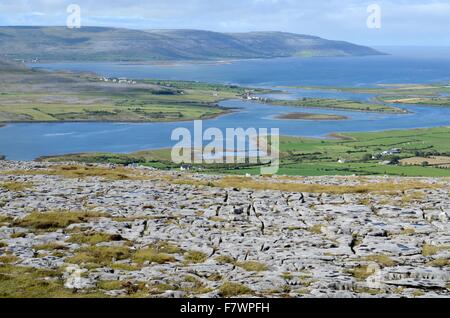 Ambiente carsico paesaggio da Abbey Hill verso la Baia di Galway Burren County Clare Irlanda Foto Stock