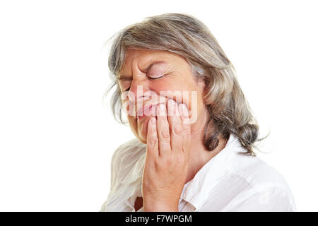 Donna anziana con mal di denti tenendo la sua guancia Foto Stock