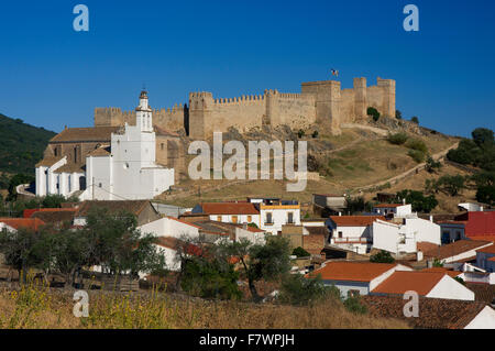 Vista urbano con Castle-Fortress di Sancho IV (XIII secolo), Santa Olalla de Cala, provincia di Huelva, regione dell'Andalusia, Spagna, Foto Stock