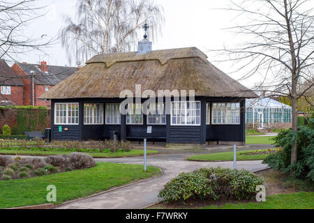 Un padiglione con tetto di paglia nel Parco Victoria Stafford Staffordshire England Regno Unito Foto Stock