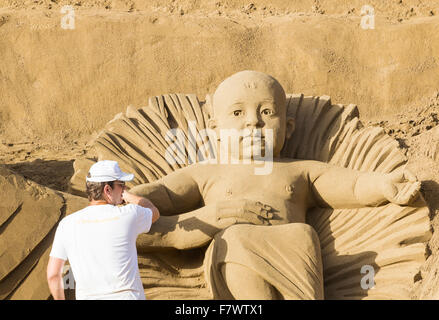 Presepe scena sabbia scupture sulla spiaggia di Las Canteras a Las Palmas, Gran Canaria Foto Stock