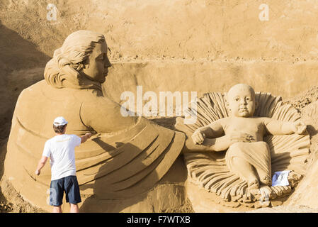 Presepe scena sabbia scupture sulla spiaggia di Las Canteras a Las Palmas, Gran Canaria Foto Stock