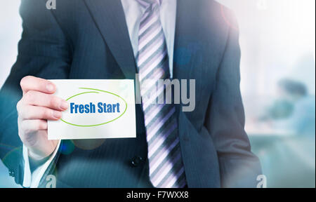 Imprenditore in possesso di una carta con Fresh Start scritto su di esso. Foto Stock