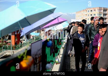 A Kabul, Afghanistan. 3 dicembre, 2015. Il popolo afghano guardare foto durante un ambientale mostra fotografica a Kabul, Afghanistan, Dicembre 3, 2015. La mostra si propone di incoraggiare le persone a proteggere l ambiente e di essere grati alla natura. © Omid/Xinhua/Alamy Live News Foto Stock