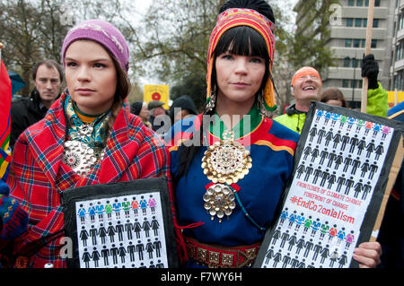 Marzo a demand leader globale di prendere provvedimenti per combattere il cambiamento climatico. I popoli indigeni hanno portato il marzo. Due donne sami. Foto Stock