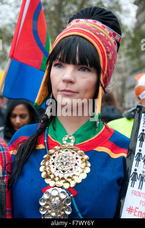 Marzo alla domanda di azione per la lotta contro il cambiamento climatico. I popoli indigeni hanno portato il marzo. Una donna Sami in abito tradizionale Foto Stock