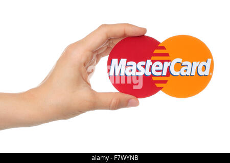 Kiev, Ucraina - 18 agosto 2015: mano trattiene Mastercard logo stampato su carta su sfondo bianco. Foto Stock