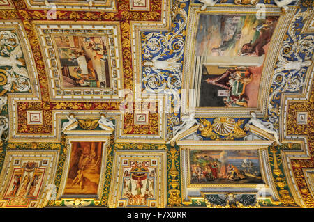 Il soffitto della galleria di mappe in Musei Vaticani, Vaticano Foto Stock