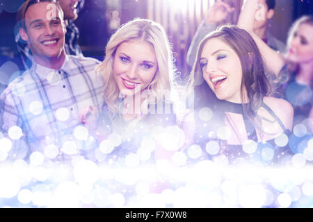 Immagine composita di elegante amici ballare e sorridente Foto Stock