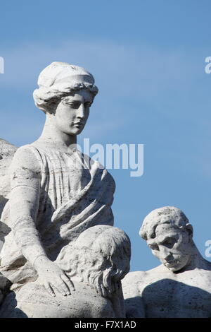 Dettaglio di una statua sul ponte Vittorio Emanuele II in Roma, Italia Foto Stock