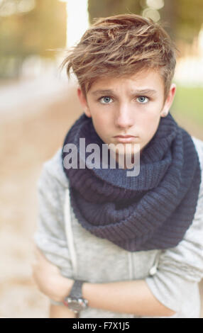 Ritratto di un ragazzo che guarda preoccupato Foto Stock