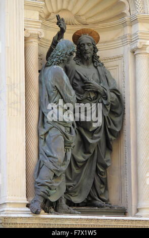 Statua di Gesù mostra le sue piaghe ad un incredulo Tommaso nella chiesa di Orsanmichele. Firenze, Italia Foto Stock