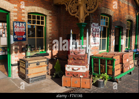 Bagagli su piattaforma in Sheringham stazione ferroviaria, Norfolk, Inghilterra. Foto Stock