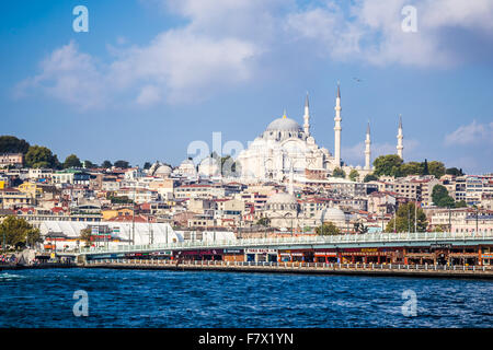 Paesaggio urbano di Istanbul con la Moschea Suleymaniye e Ponte Galata Foto Stock