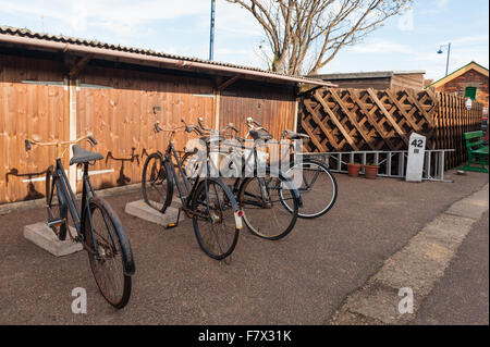 Il vecchio stile vintage moto parcheggiata sulla piattaforma del treno di sheringham stazione ferroviaria in Norfolk. Foto Stock