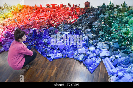 Ludwigshafen, Germania. 03 Dic, 2015. Una donna guarda un'opera intitolata "spettro colore 1, la prima legge di Kippel' fatta da coloratissimi elementi in plastica da Dan Tobin Smith nel 'Come vivere? Le visioni del futuro di ieri e di oggi" mostra presso la Wilhelm Hack Museum di Ludwigshafen, Germania, 03 dicembre 2015. Foto: UWE ANSPACH/dpa/Alamy Live News Foto Stock