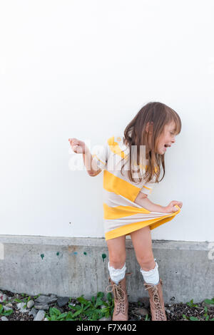 Ragazza in piedi all'aperto che balla Foto Stock