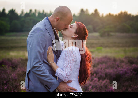 Sposa giovane kissing all'aperto Foto Stock