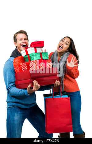 Festive Coppia sorridente e doni di contenimento Foto Stock