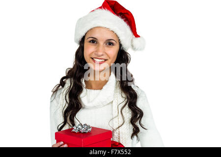 Donna sorridente con cappello di Natale regalo di contenimento Foto Stock
