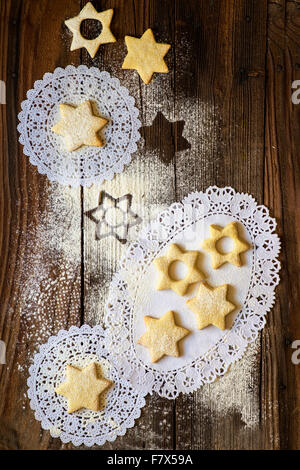 A forma di stella biscotti di Natale su un tavolo Foto Stock