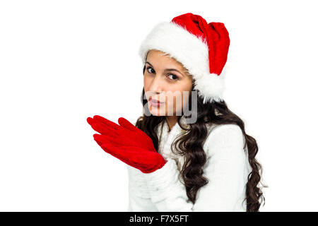 Donna attraente con guanti rosso bacio di soffiatura Foto Stock