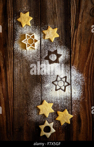 A forma di stella biscotti di Natale su un tavolo Foto Stock