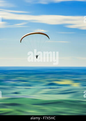 Silhouette di un parapendio al di sopra di colline, Palouse, Washington, Stati Uniti d'America Foto Stock