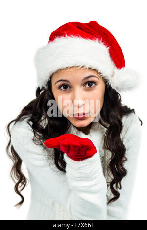 Donna attraente con guanti rosso bacio di soffiatura Foto Stock