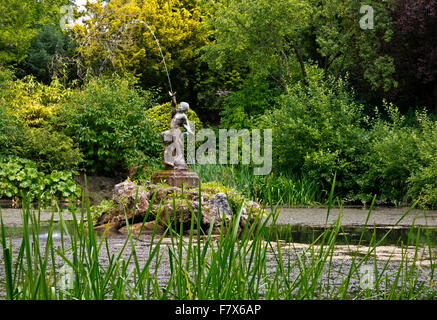 Laghetto e fontana nel giardino presso la Sala Thornbridge alle prese di una casa di campagna vicino a grande Longstone Derbyshire Dales Peak District Inghilterra REGNO UNITO Foto Stock